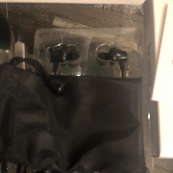 Ear buds - Picture 2 of 3